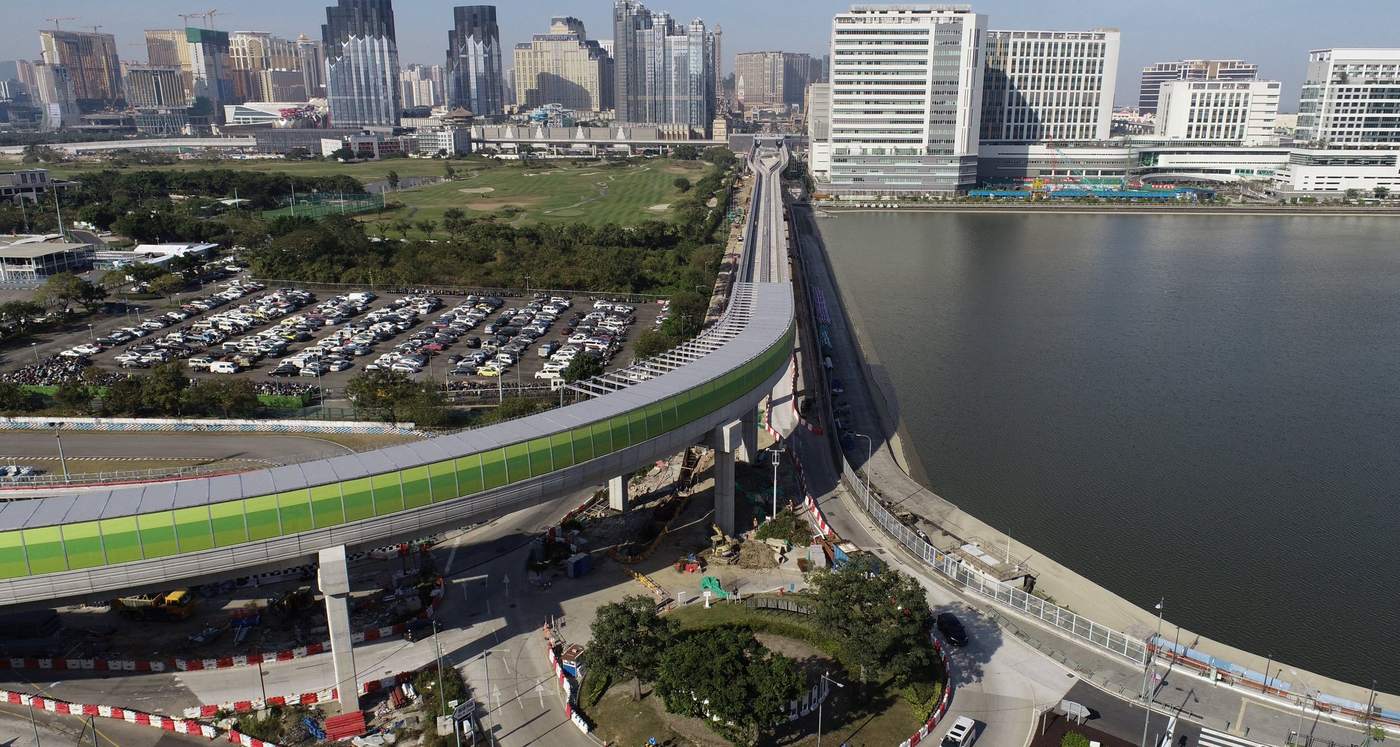 Long aerial view of an elevated line protected by noise barrier panels