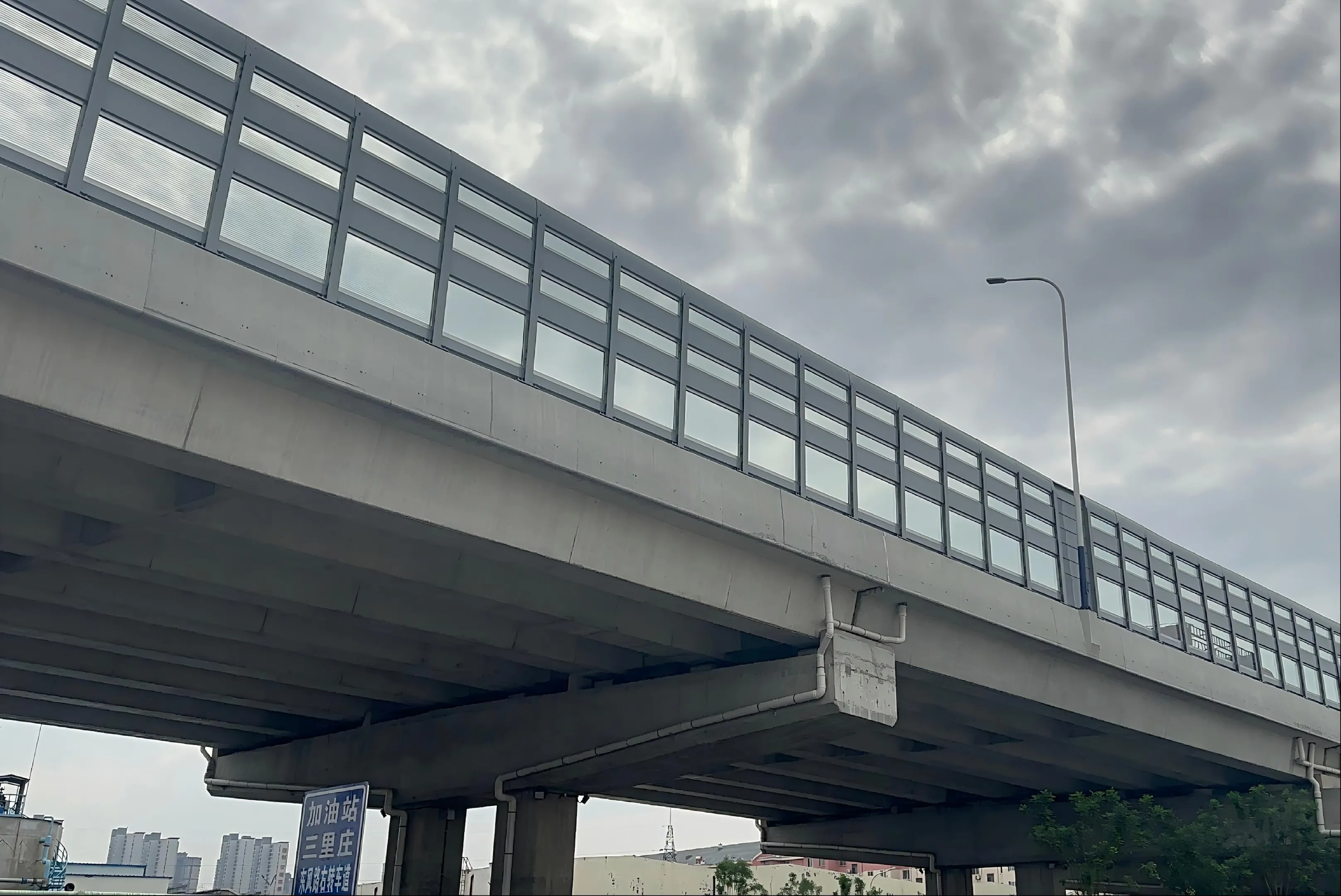 Transplex transparent noise barrier for bridge with high sound insulation