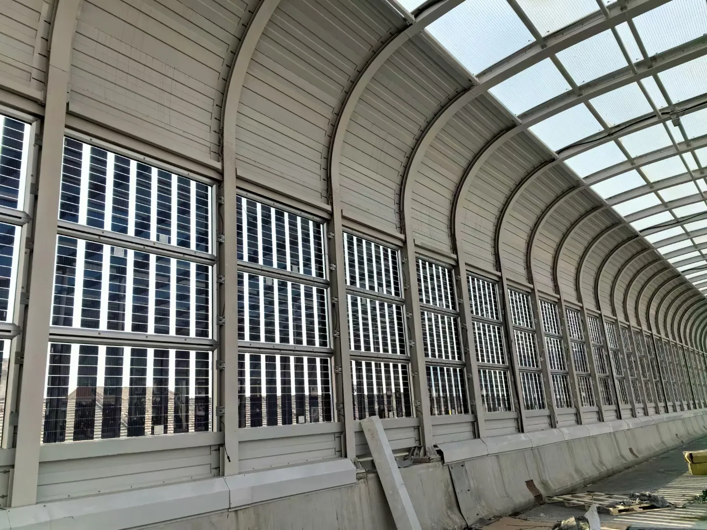 Photovoltaic solar noise barrier combining sound insulation and renewable energy