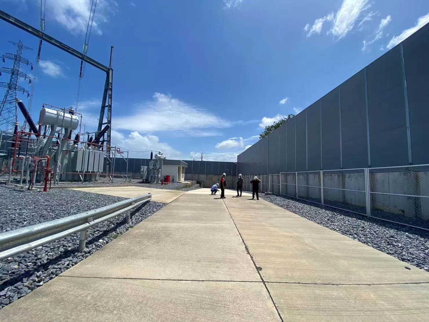 Transplex louvered civil noise barrier with high sound insulation